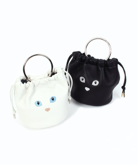 【B-23515】BEAURE カウレザー 黒ネコ刺繍 巾着ポシェット