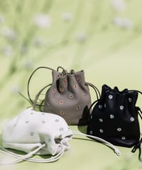 【B-23414】BEAURE カウレザー メタリックフラワー刺繍 巾着ショルダー