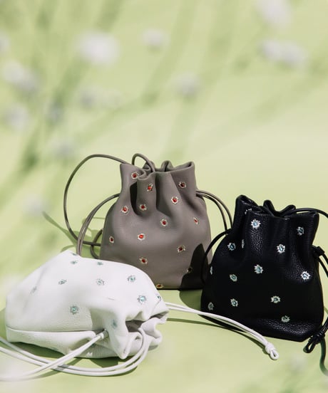 【B-23414】BEAURE カウレザー メタリックフラワー刺繍 巾着ショルダー