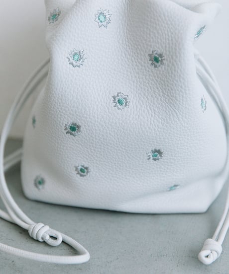 【B-23414】BEAURE カウレザー メタリックフラワー刺繍 巾着ショルダー