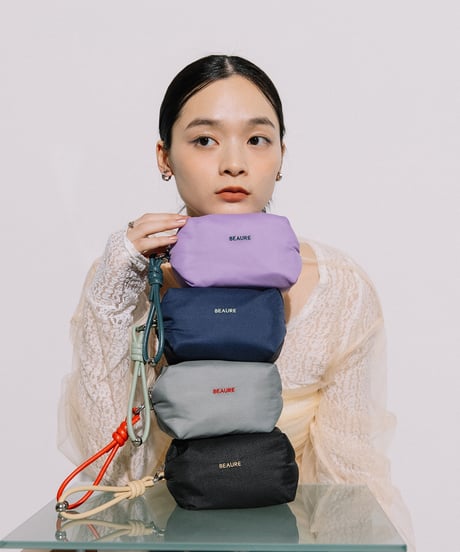 【B-26153】BEAURE ストラップ付き ナイロン バルーン ポーチ