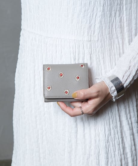 【B-23412】BEAURE カウレザー メタリックフラワー刺繍 三つ折り財布