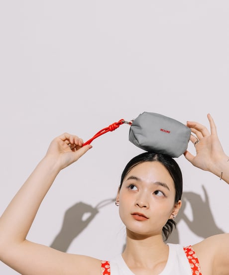 【B-26153】BEAURE ストラップ付き ナイロン バルーン ポーチ