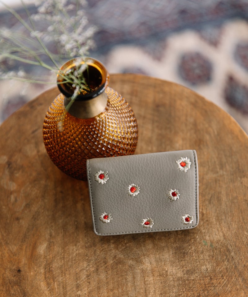 B-23412】BEAURE カウレザー メタリックフラワー刺繍 三つ折り財布