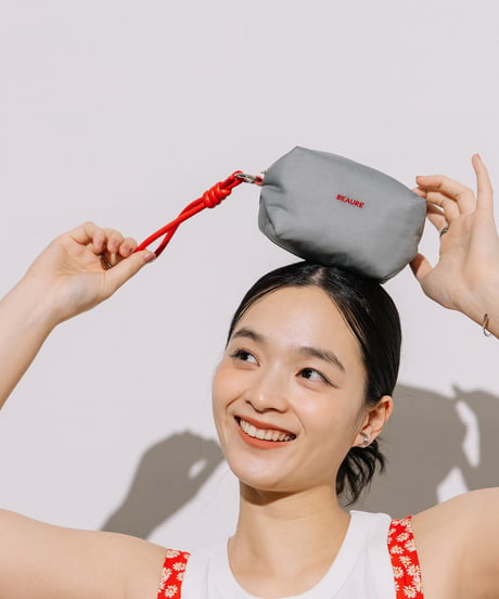 【B-26153】BEAURE ストラップ付き ナイロン バルーン ポーチ