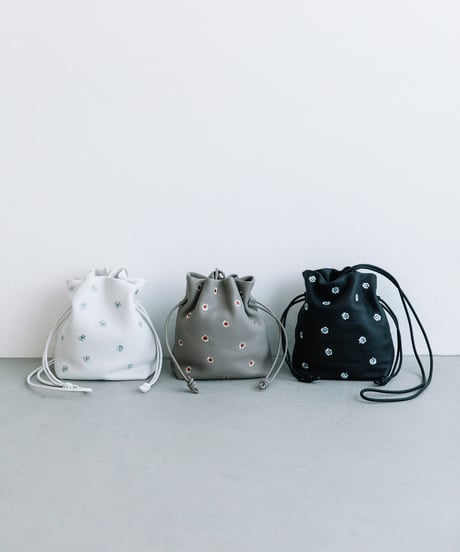 【B-23414】BEAURE カウレザー メタリックフラワー刺繍 巾着ショルダー