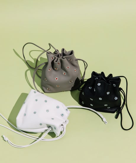 【B-23414】BEAURE カウレザー メタリックフラワー刺繍 巾着ショルダー