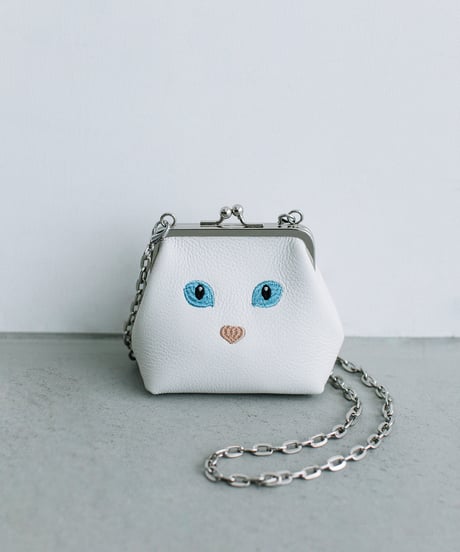 【B-23516】BEAURE カウレザー 黒ネコ刺繍 がま口ポシェット