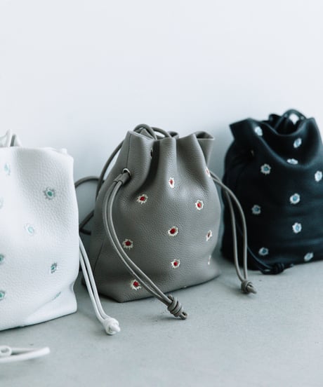 【B-23414】BEAURE カウレザー メタリックフラワー刺繍 巾着ショルダー