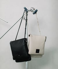 【B-24094】BEAURE ヴュレ カウレザー 3 レイヤーラウンド ショルダー バッグ