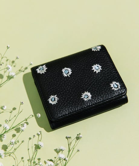 【B-23412】BEAURE カウレザー メタリックフラワー刺繍 三つ折り財布