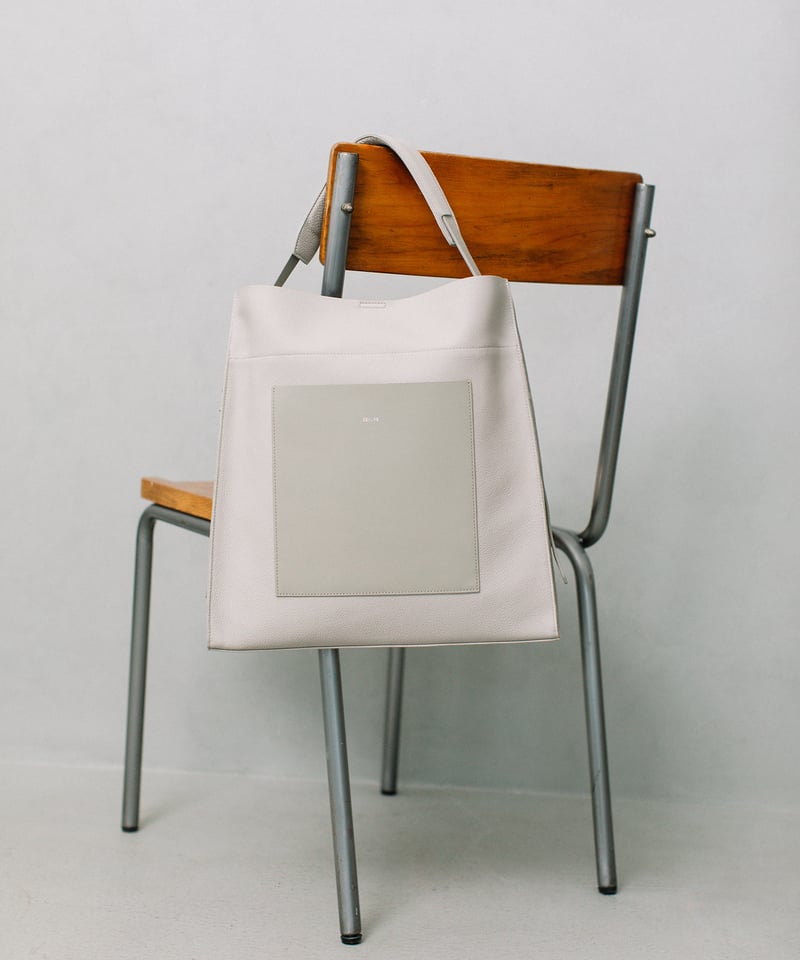 B-24037】BEAURE カウレザー ポケット付きスクエアA4ショルダー | BEAUR