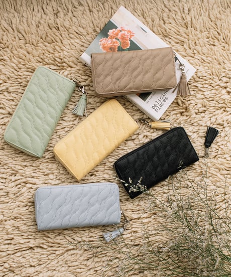 【B-24309】BEAURE カウレザー タッセル付き ウエーブキルト ロングウォレット