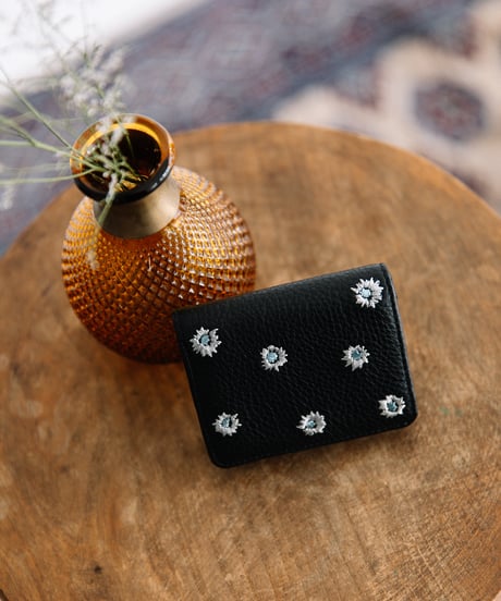 【B-23412】BEAURE カウレザー メタリックフラワー刺繍 三つ折り財布