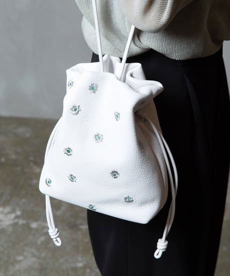 【B-23414】BEAURE カウレザー メタリックフラワー刺繍 巾着ショルダー
