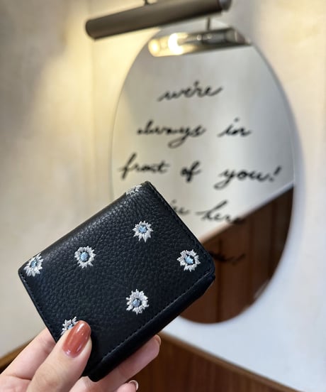 【B-23412】BEAURE カウレザー メタリックフラワー刺繍 三つ折り財布