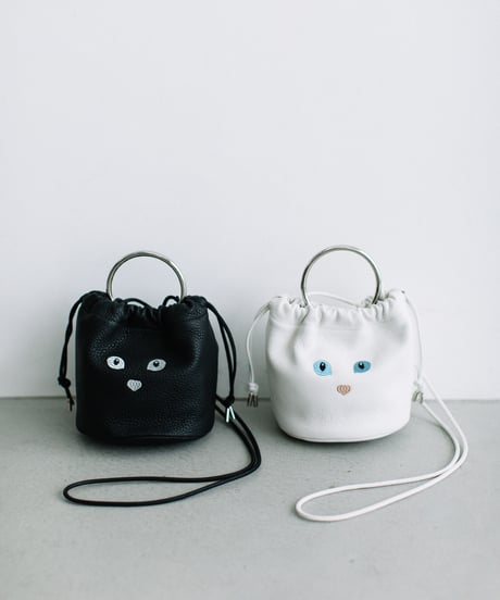 【B-23515】BEAURE カウレザー 黒ネコ刺繍 巾着ポシェット