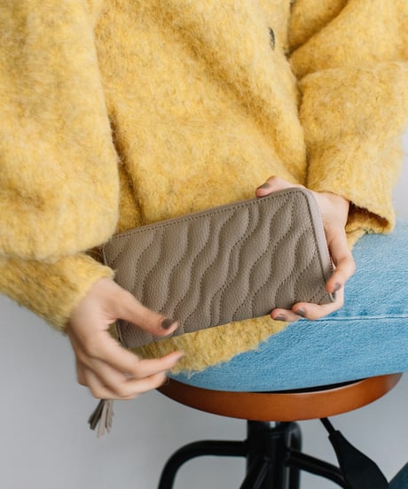 【B-24309】BEAURE カウレザー タッセル付き ウエーブキルト ロングウォレット