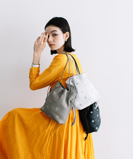【B-23414】BEAURE カウレザー メタリックフラワー刺繍 巾着ショルダー