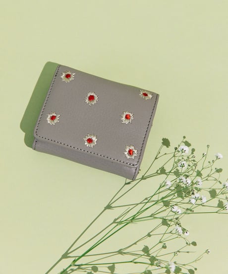 【B-23412】BEAURE カウレザー メタリックフラワー刺繍 三つ折り財布