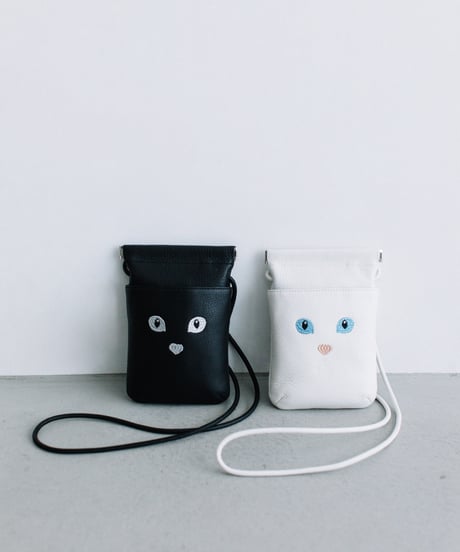 【B-24019】BEAURE カウレザー　ネコ刺繍 口金スマホショルダー