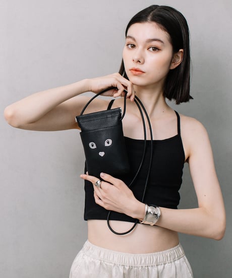 【B-24019】BEAURE カウレザー　ネコ刺繍 口金スマホショルダー