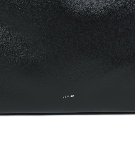 【B-24084】BEAURE　カウレザー　樹脂ボール付きアシンメトリーデザインショルダーバッグ
