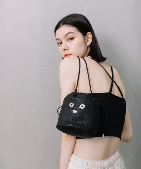 【B-23515】BEAURE カウレザー 黒ネコ刺繍 巾着ポシェット