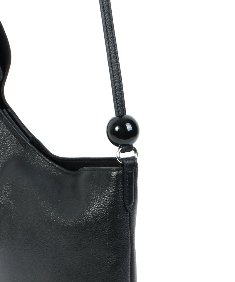 B-24084】BEAURE カウレザー 樹脂ボール付きアシンメトリーデザイン