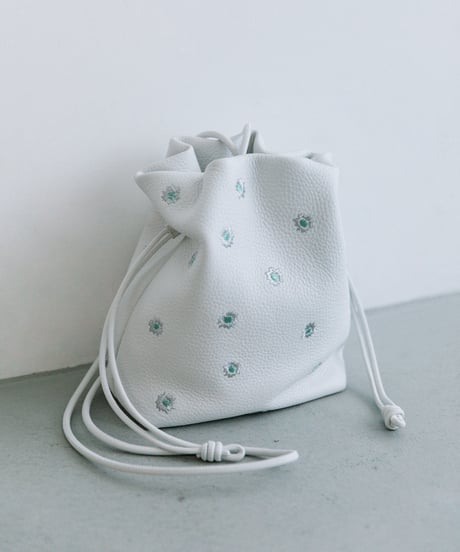 【B-23414】BEAURE カウレザー メタリックフラワー刺繍 巾着ショルダー