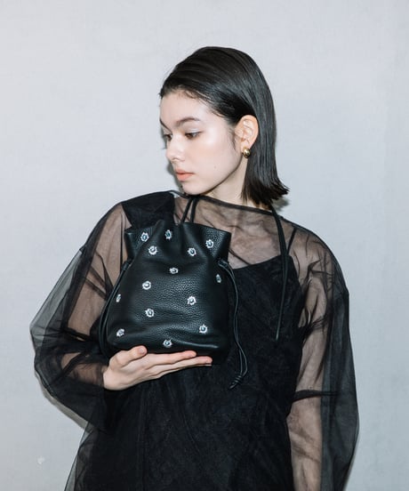 【B-23414】BEAURE カウレザー メタリックフラワー刺繍 巾着ショルダー