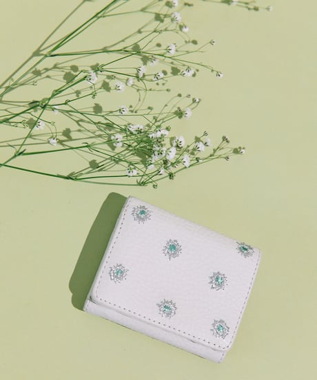 【B-23412】BEAURE カウレザー メタリックフラワー刺繍 三つ折り財布