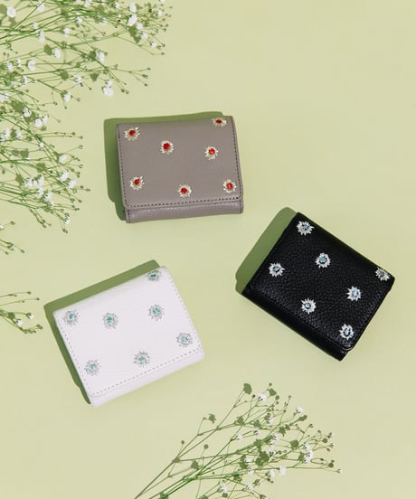 【B-23412】BEAURE カウレザー メタリックフラワー刺繍 三つ折り財布