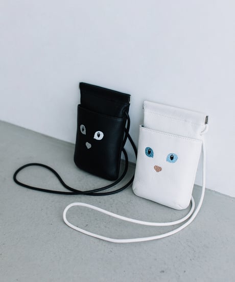 【B-24019】BEAURE カウレザー　ネコ刺繍 口金スマホショルダー