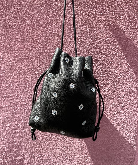 【B-23414】BEAURE カウレザー メタリックフラワー刺繍 巾着ショルダー