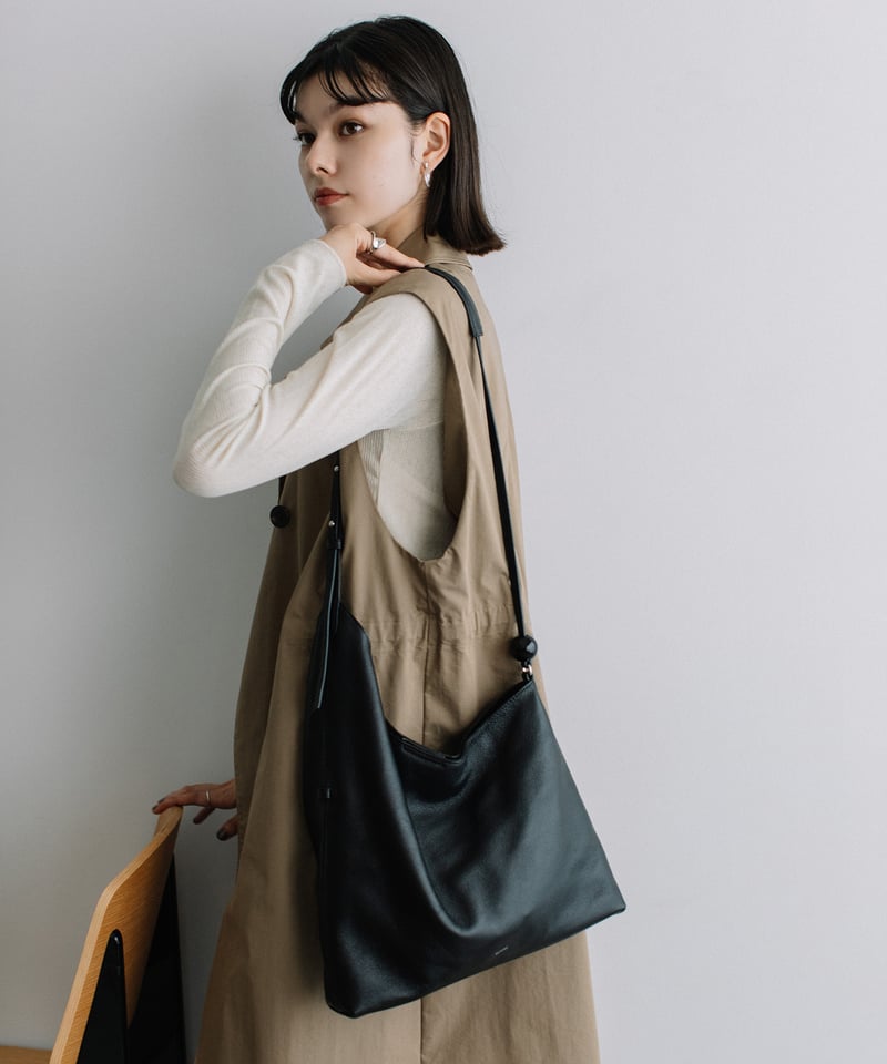 B-24084】BEAURE カウレザー 樹脂ボール付きアシンメトリーデザイン