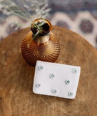 【B-23412】BEAURE カウレザー メタリックフラワー刺繍 三つ折り財布