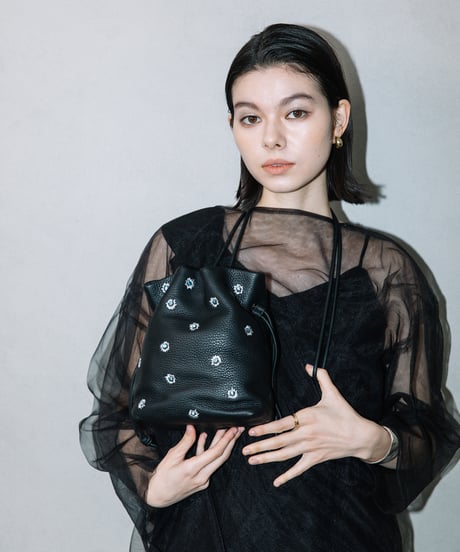 【B-23414】BEAURE カウレザー メタリックフラワー刺繍 巾着ショルダー
