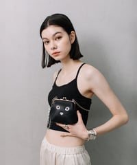 【B-23516】BEAURE カウレザー 黒ネコ刺繍 がま口ポシェット