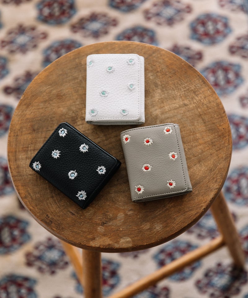 B-23412】BEAURE カウレザー メタリックフラワー刺繍 三つ折り財布