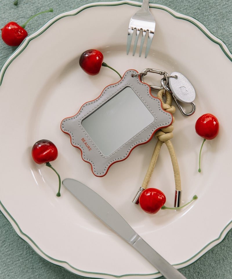 B-26111】BEAURE ミラー フレーム レザー チャーム | BEAURE OFFI