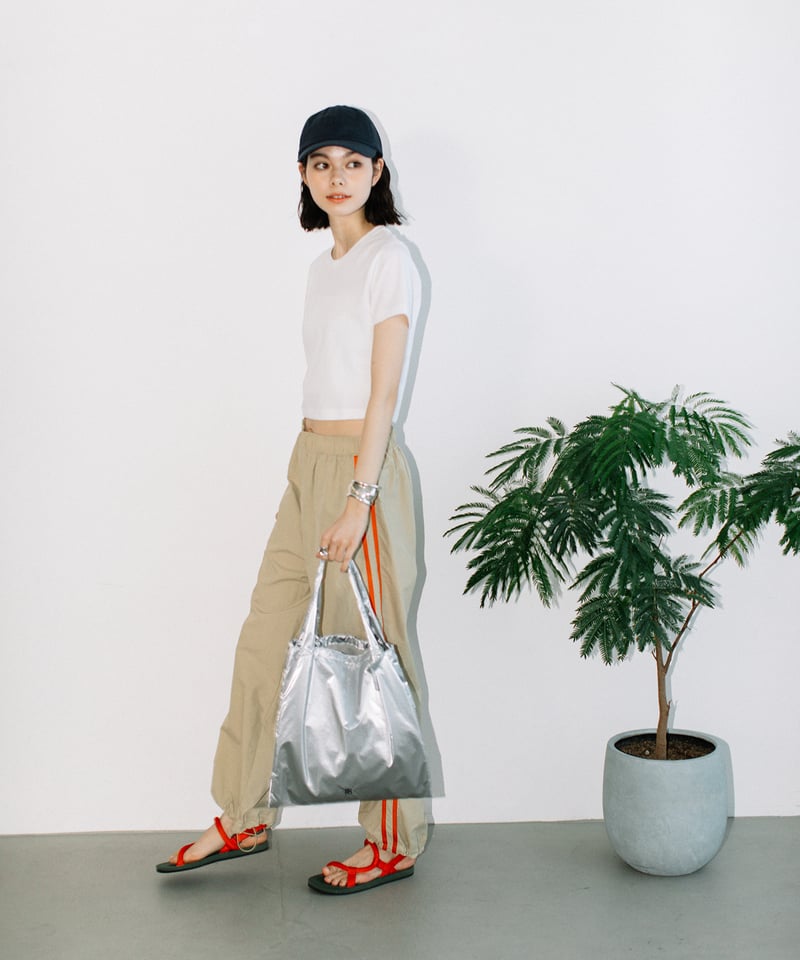 B-24053】BEAURE ロゴ刺繍入りワッシャーメタリックトート B-24053】BEAURE ロゴ刺繍入りワッシャーメタリックトート