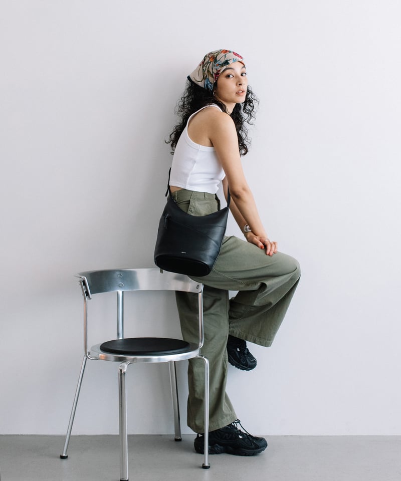 B-25022】BEAURE カウレザー スラントポケット バケツ ショルダー