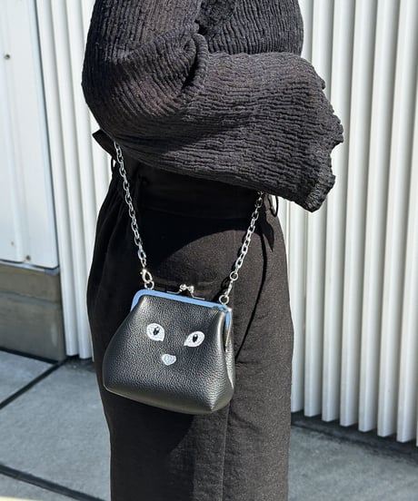 【B-23516】BEAURE カウレザー 黒ネコ刺繍 がま口ポシェット