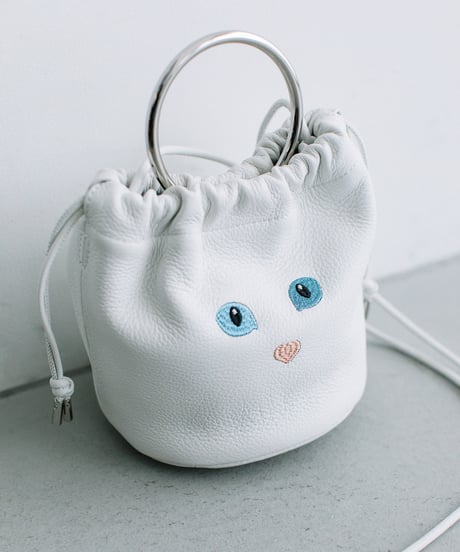 【B-23515】BEAURE カウレザー 黒ネコ刺繍 巾着ポシェット