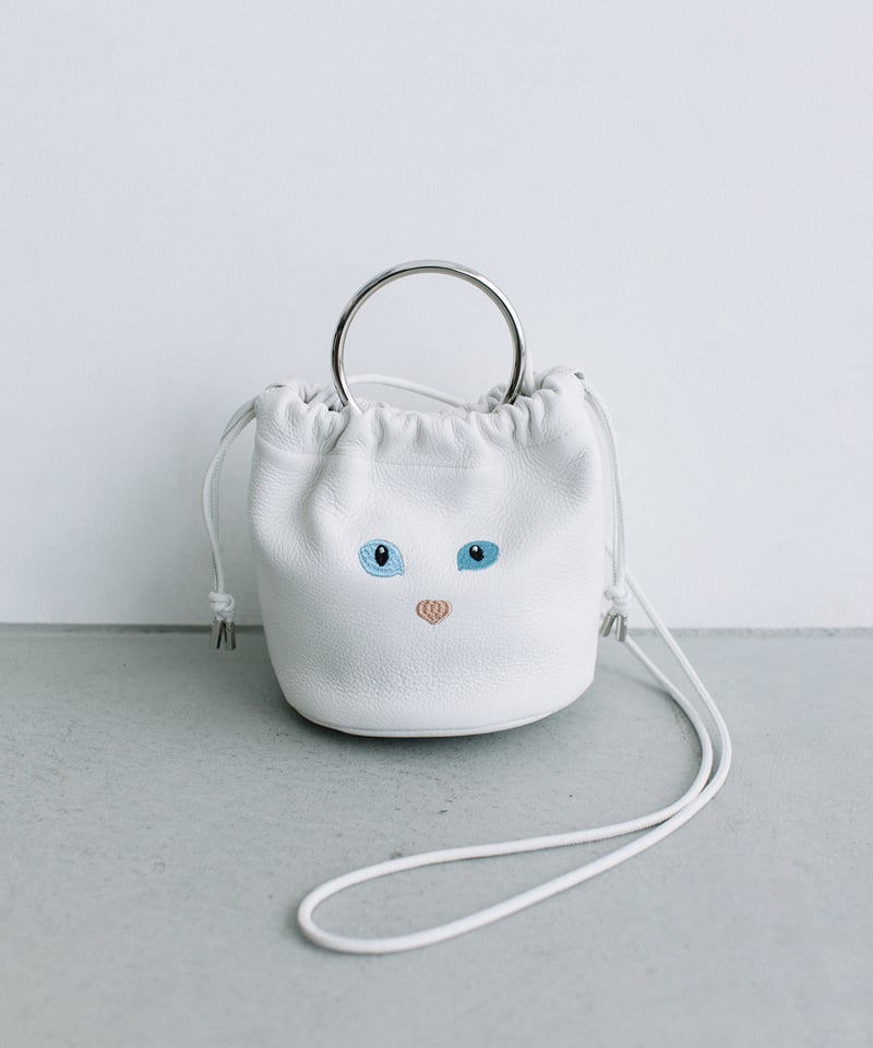 B-23515】BEAURE カウレザー 黒ネコ刺繍 巾着ポシェット | BEAURE OF
