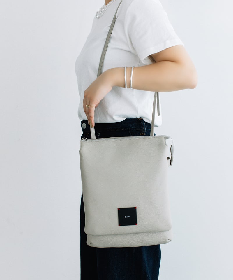 B-24094】BEAURE ヴュレ カウレザー 3 レイヤーラウンド ショルダー