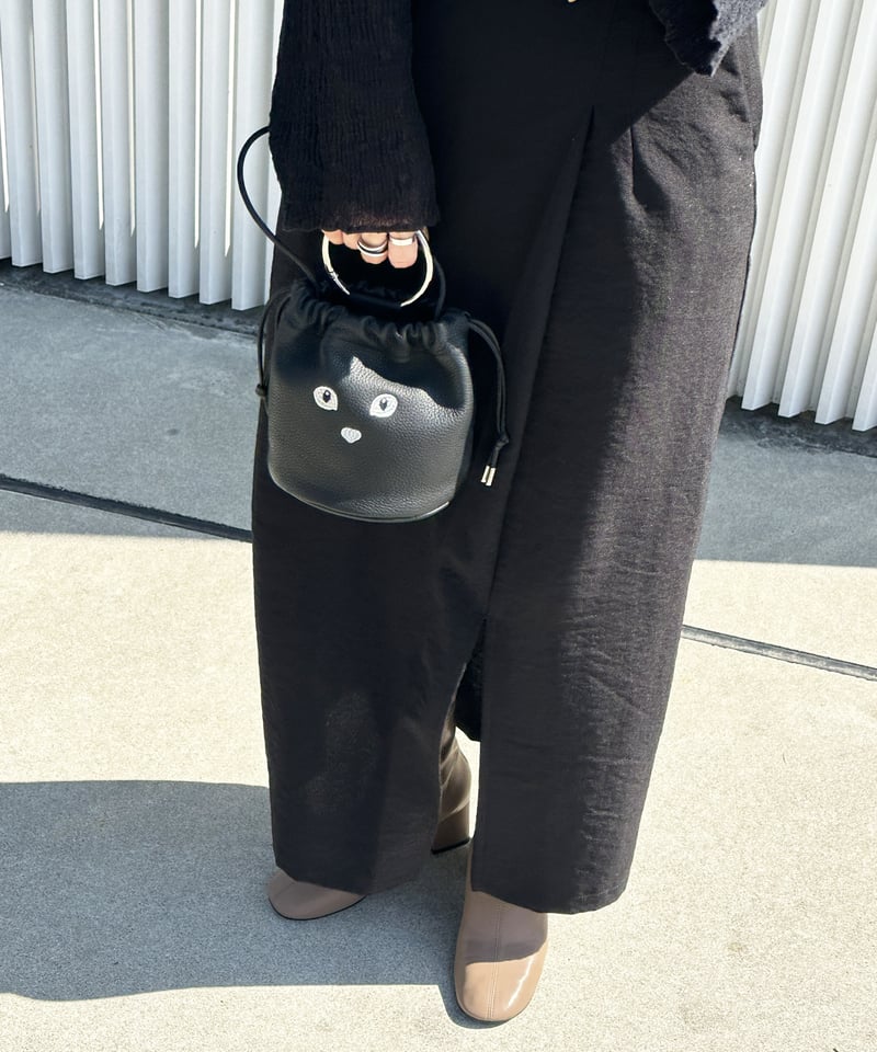 B-23515】BEAURE カウレザー 黒ネコ刺繍 巾着ポシェット | BEAURE OF