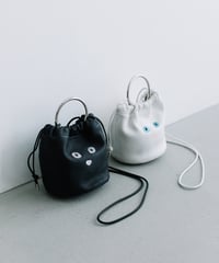 【B-23515】BEAURE カウレザー 黒ネコ刺繍 巾着ポシェット