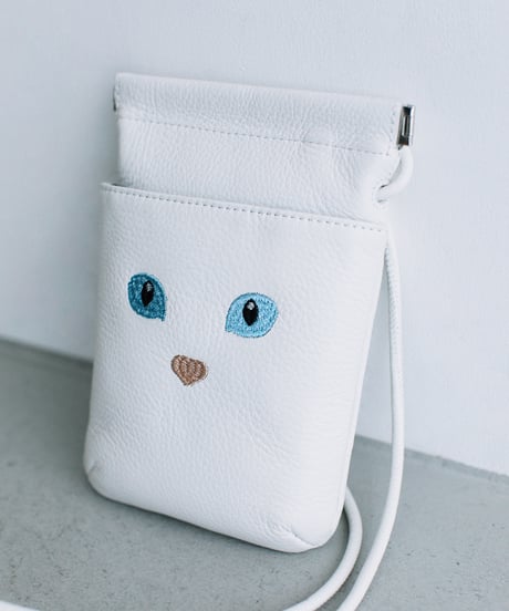 【B-24019】BEAURE カウレザー　ネコ刺繍 口金スマホショルダー